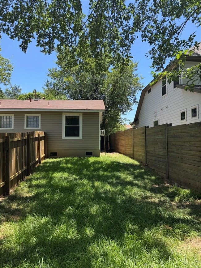 Building Photo - 2404 Winsted Ln