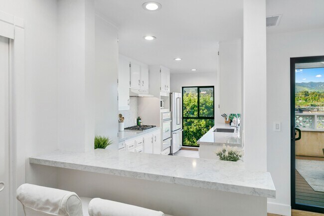 Building Photo - 6502 Dume Dr