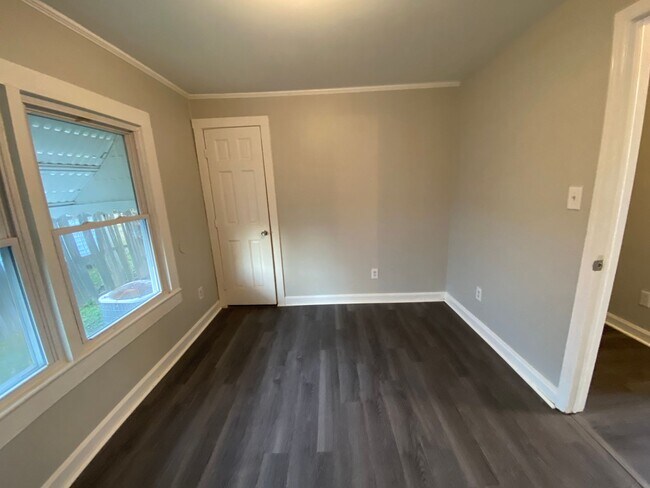Building Photo - MOVE-IN READY!
