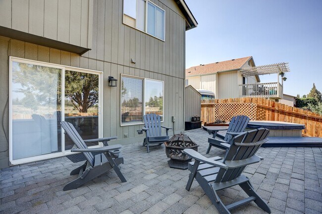 Lower Patio - 1086 NE Locksley Dr