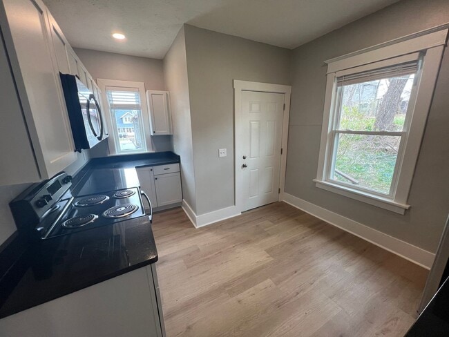 Building Photo - Fully Remodeled 2 Bedroom House!