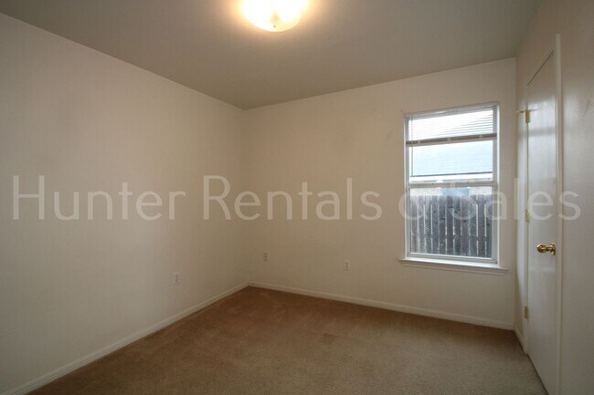 Building Photo - Heights Three-Bedroom Duplex!