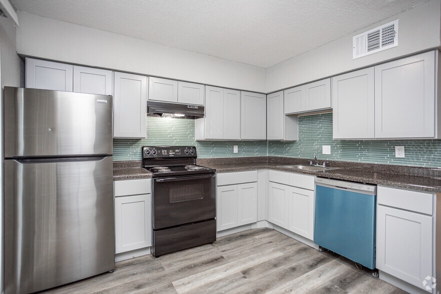 3BR, 1.5BA - 1,142SF - Kitchen - Lakeside Reserve