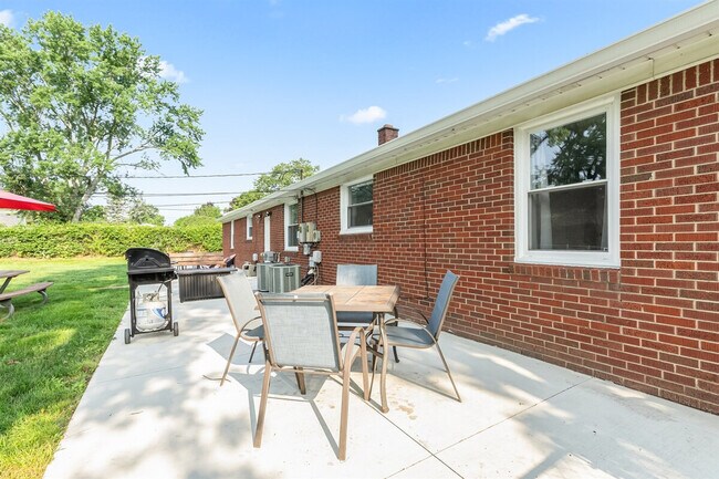 Building Photo - 8254 Mary Ann Ave