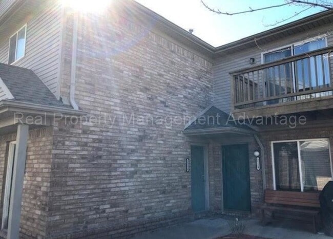 Building Photo - Spacious 2 Bed Condo with Attached Garage
