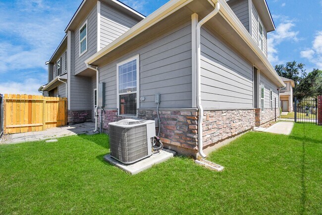 Building Photo - 2318 Bermuda Palms Dr