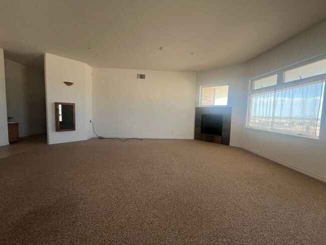 Building Photo - 3 bedroom 2.5 bath in the Mariana Ranchos !!
