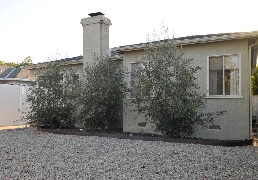 Front Of House - 4927 Forman Ave