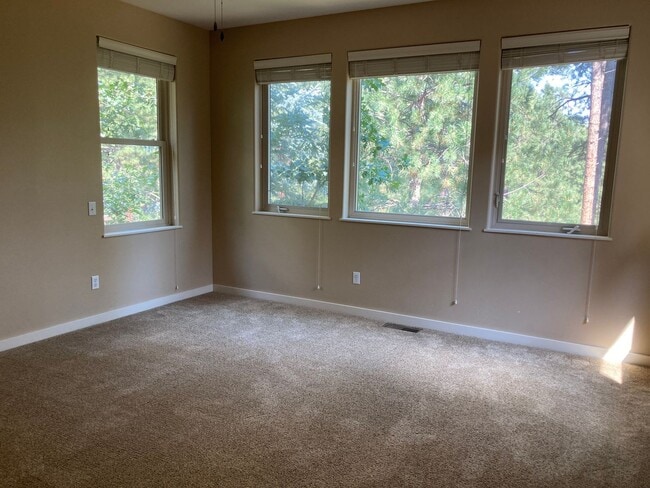 Building Photo - Custom home in the sought-after Edgemont H...