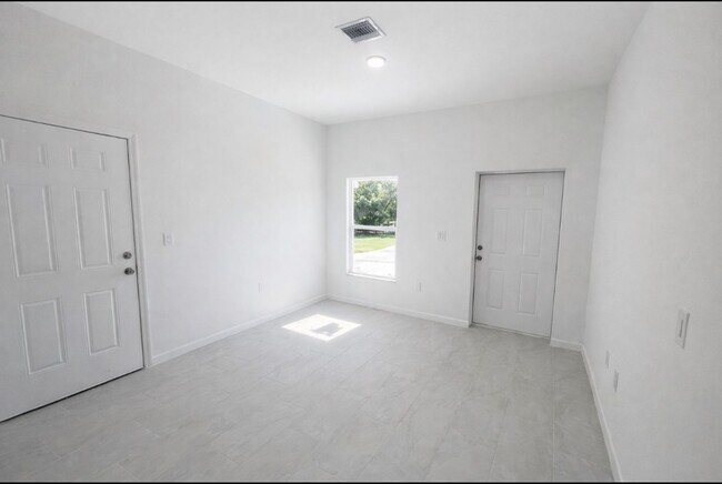 Building Photo - Move-In Ready Modern New Build: 2BR/2BA with Garage in Lehigh Acres