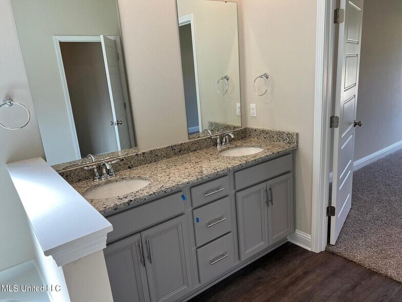 Building Photo - 1034 Enclave Cir