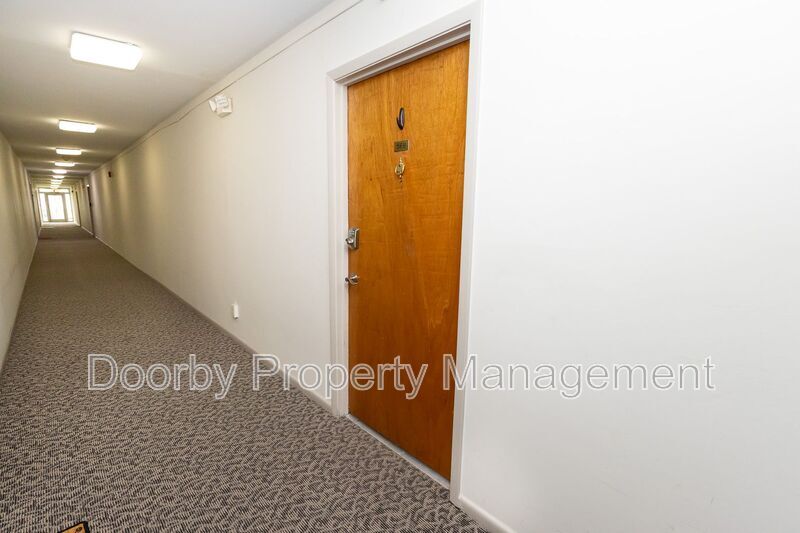 Building Photo - 568 River St