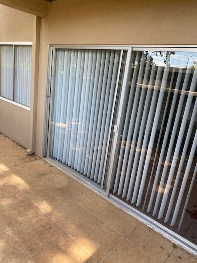 Building Photo - LOVELY 2BD/2BA Condo in Valencia's Desirable Lakeshore Community