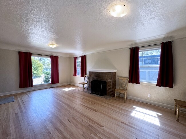Building Photo - 540 Van Buren St