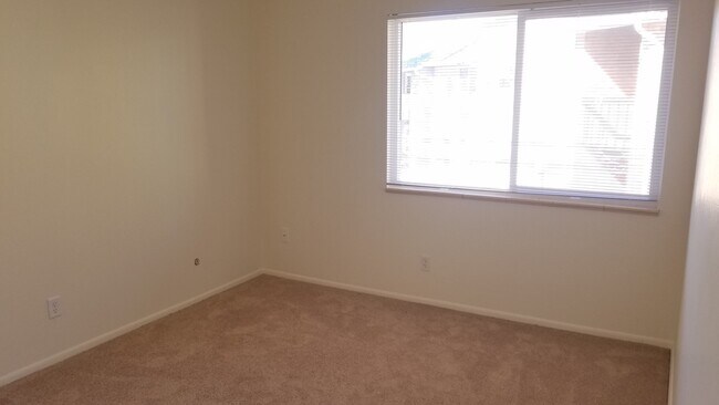 Building Photo - Charming 2-Bedroom Condo for Rent