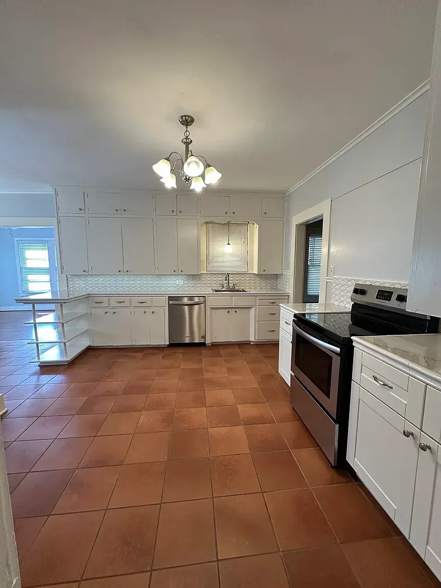 Kitchen - 521 E Charnwood St