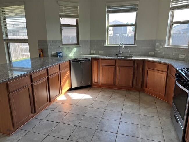 Building Photo - 3322 Nila Crk Dr