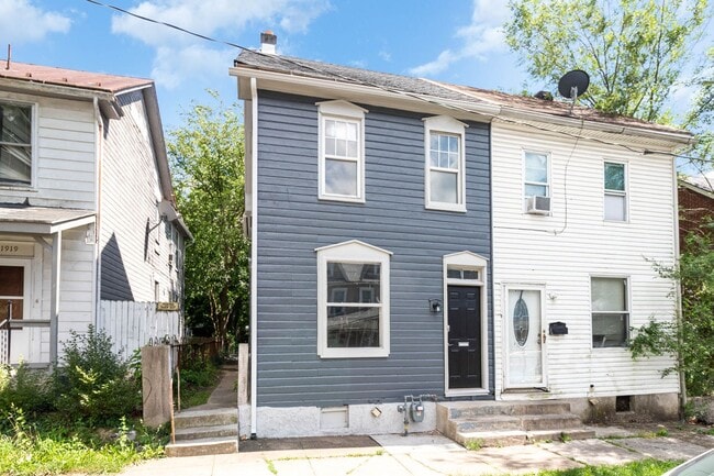 Building Photo - 3 Bedroom 2 Bathroom Home