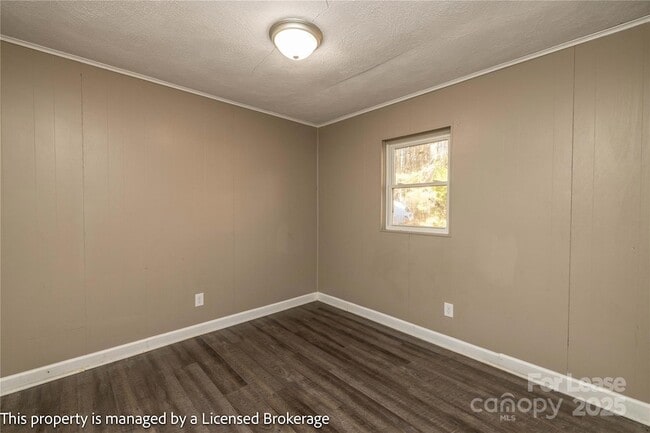 Building Photo - 213 Roslyn Rd