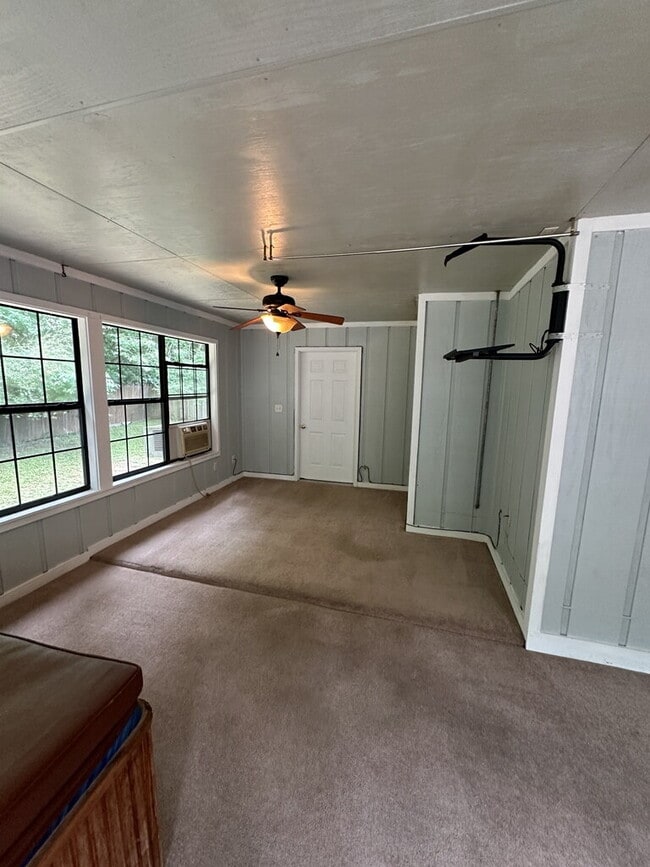 Building Photo - "Charming 3-Bedroom home with Florida room!"