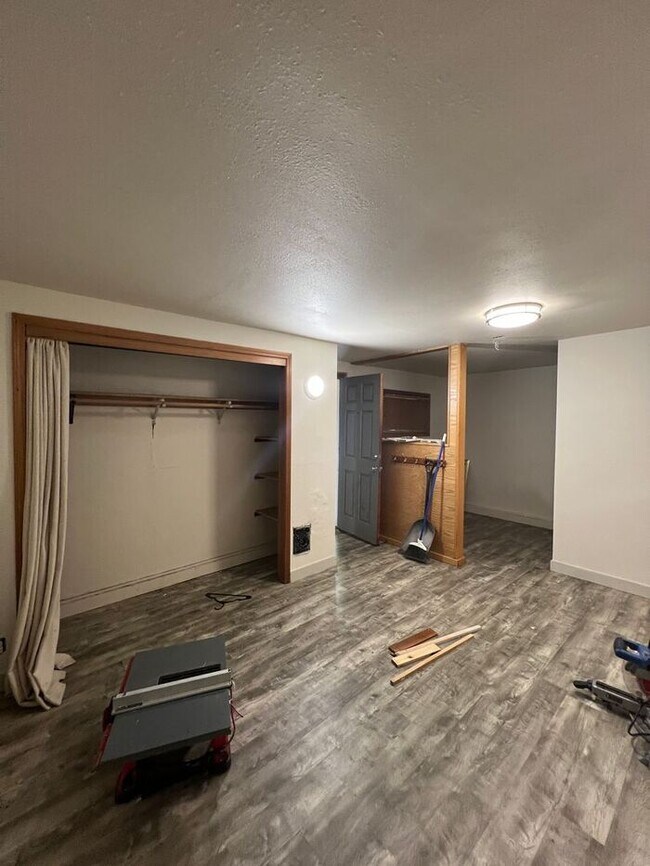 Building Photo - Reserve Now: Spacious, Newly Renovated 5-B...