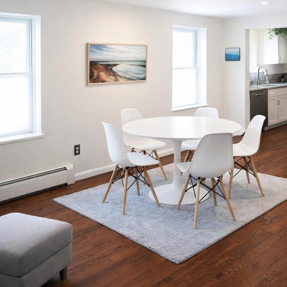 Dining area - 1105 N Sherman St