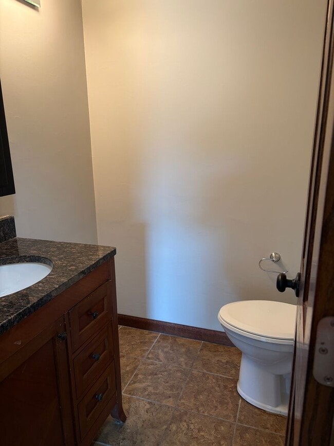 Building Photo - Spacious 2-Bedroom/1.5 Bathroom Condo