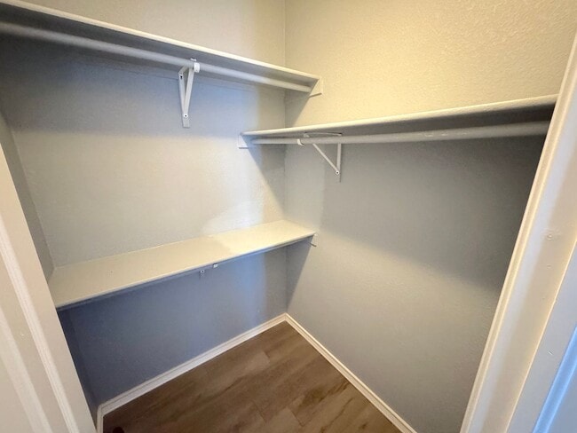 Building Photo - Gorgeous 5bed/3bath Refrig A/C with 2 Master Bedrooms!