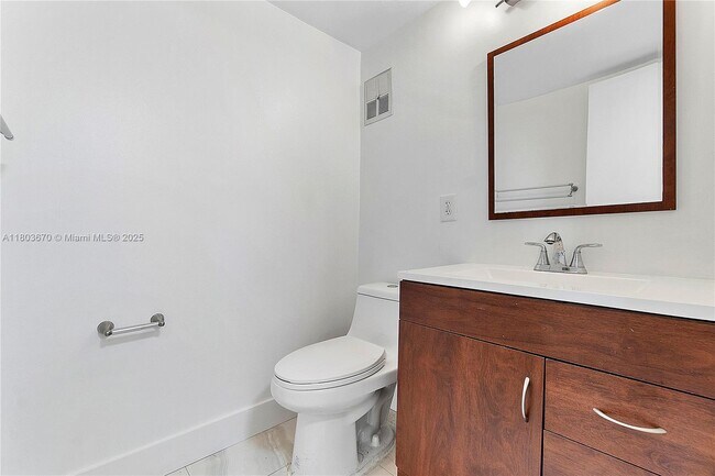 Building Photo - 398 Fern Dr
