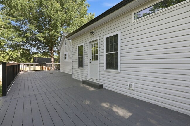 Building Photo - 1106 Attica St