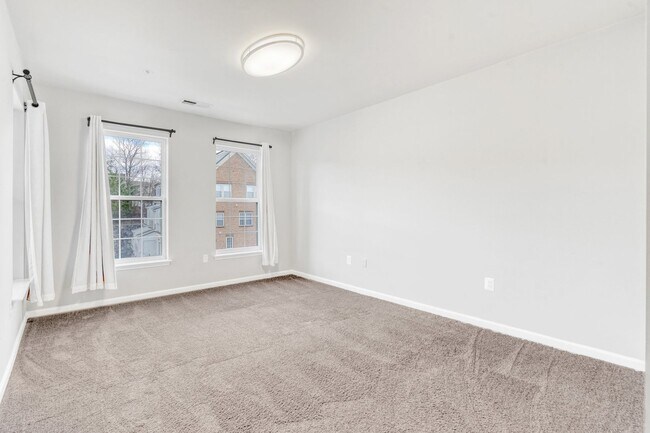 Building Photo - Great 2 Bedroom; 2 Bathroom condo in Manas...
