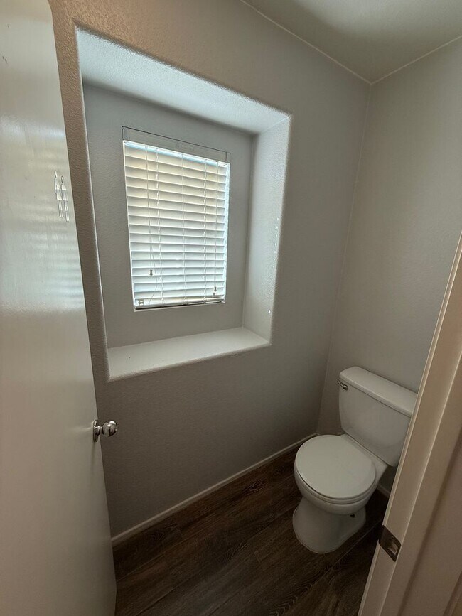 Building Photo - Move-In Ready 2BR / 2.5BA Condo for Rent – Villas Serena