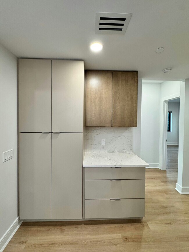 Building Photo - 85 W High St