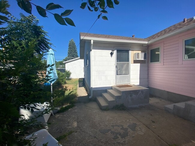 Primary Photo - Amazing 1 bedroom ADU right near D.U.