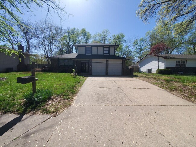 Building Photo - Spacious Derby home in Beautiful Mature Tr...