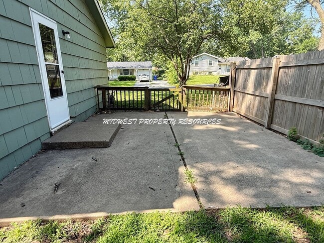 Building Photo - Adorable side by side split with brand new...