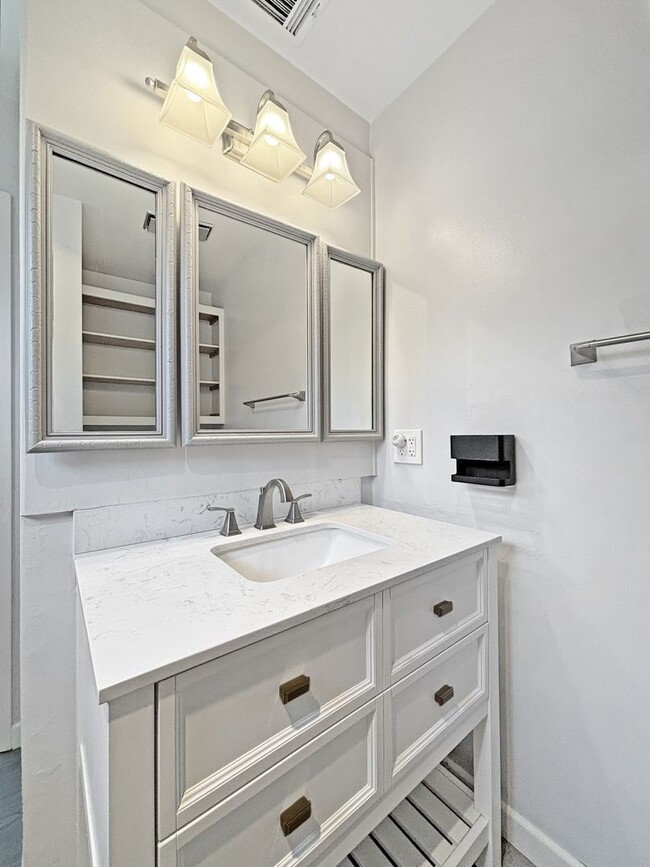 Building Photo - Beautifully Upgraded 2B/2BA House W/ 2-Car...