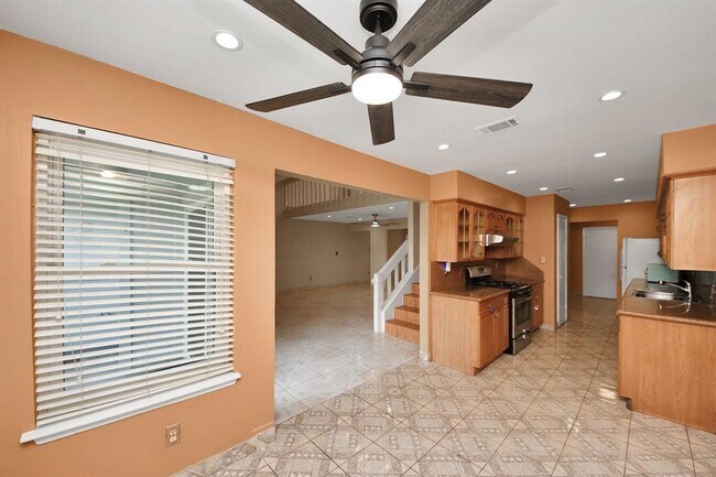 Building Photo - 2029 Highland Hills Dr