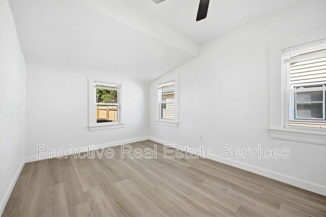 Building Photo - 828 W 42nd St