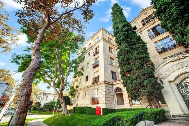 Building Photo - 109 N Sycamore Ave