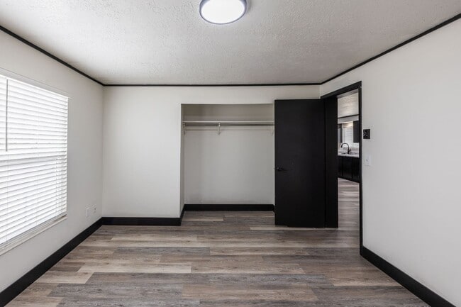 Building Photo - 2 Bed 1 Bath with partially finished basement