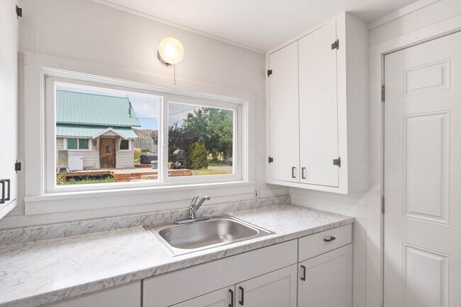 Building Photo - 1-bedroom, 1-bathroom ADU