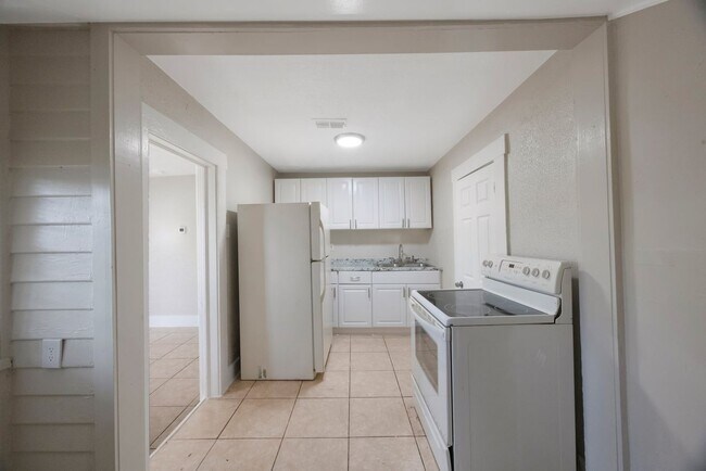 Building Photo - Spacious 2bdrm/1bath home with detached ga...