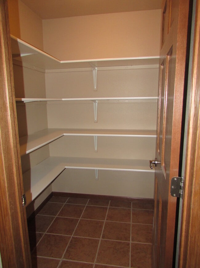 Building Photo - 2 BEDROOM | 2 BATH | DOUBLE GARAGE | SOUTH