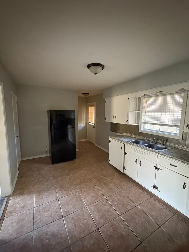 Building Photo - 3648 Thomas Ave