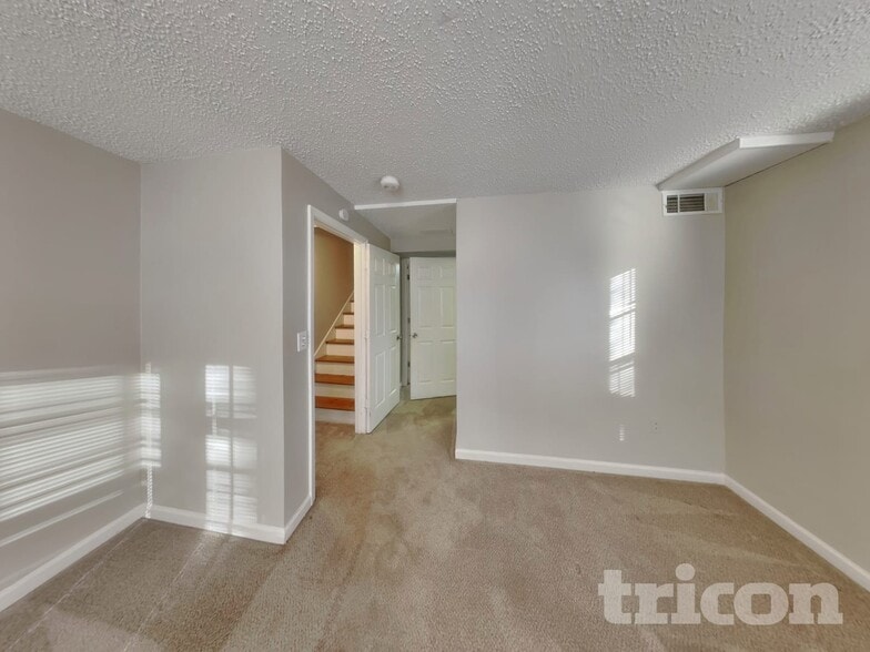 Building Photo - 547 Horseshoe Cir