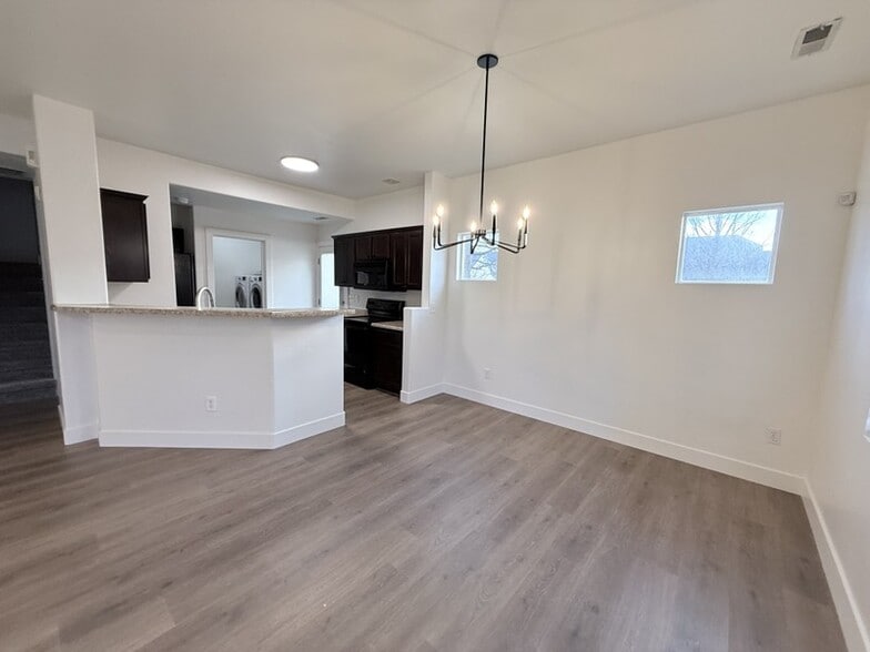 Building Photo - 4799 Topcrest Dr