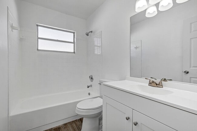 Building Photo - Spacious Upgraded 2-Bedroom Home with Modern Kitchenin Volusia County – Edgewater, FL