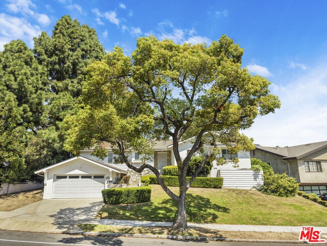 Building Photo - 2332 Hillhurst Ave