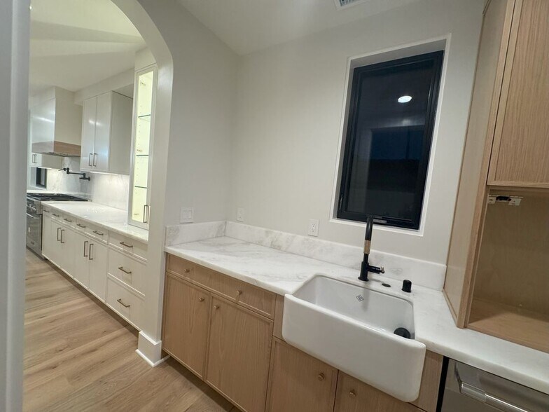 Building Photo - 3312 Kenilworth Dr